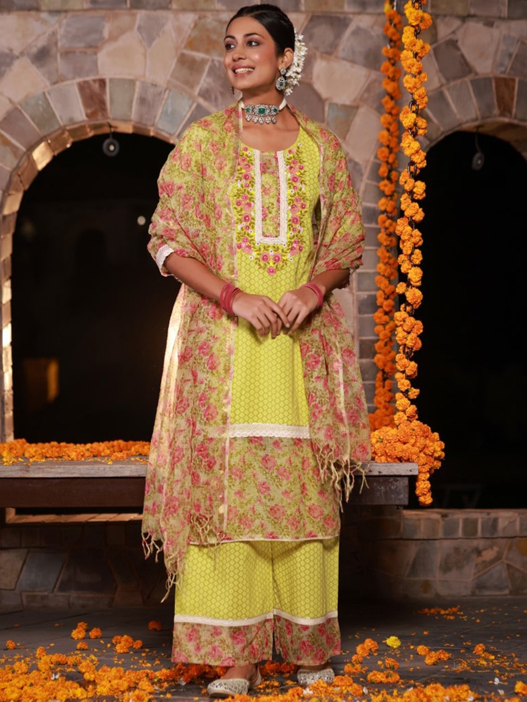 Juniper Floral Printed Gotta Patti Straight Kurta With Palazzos & Dupatta, Green
Juniper Floral Printed Gotta Patti Straight Kurta With Palazzos & Dupatta, Green