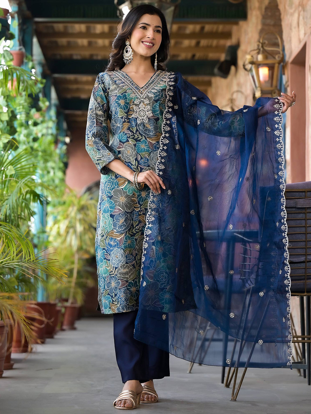 Peachmode Floral Printed Sequinned Chanderi Silk Straight Kurta & Trousers With Dupatta, Navy blue 
Peachmode Floral Printed Sequinned Chanderi Silk Straight Kurta & Trousers With Dupatta, Navy blue