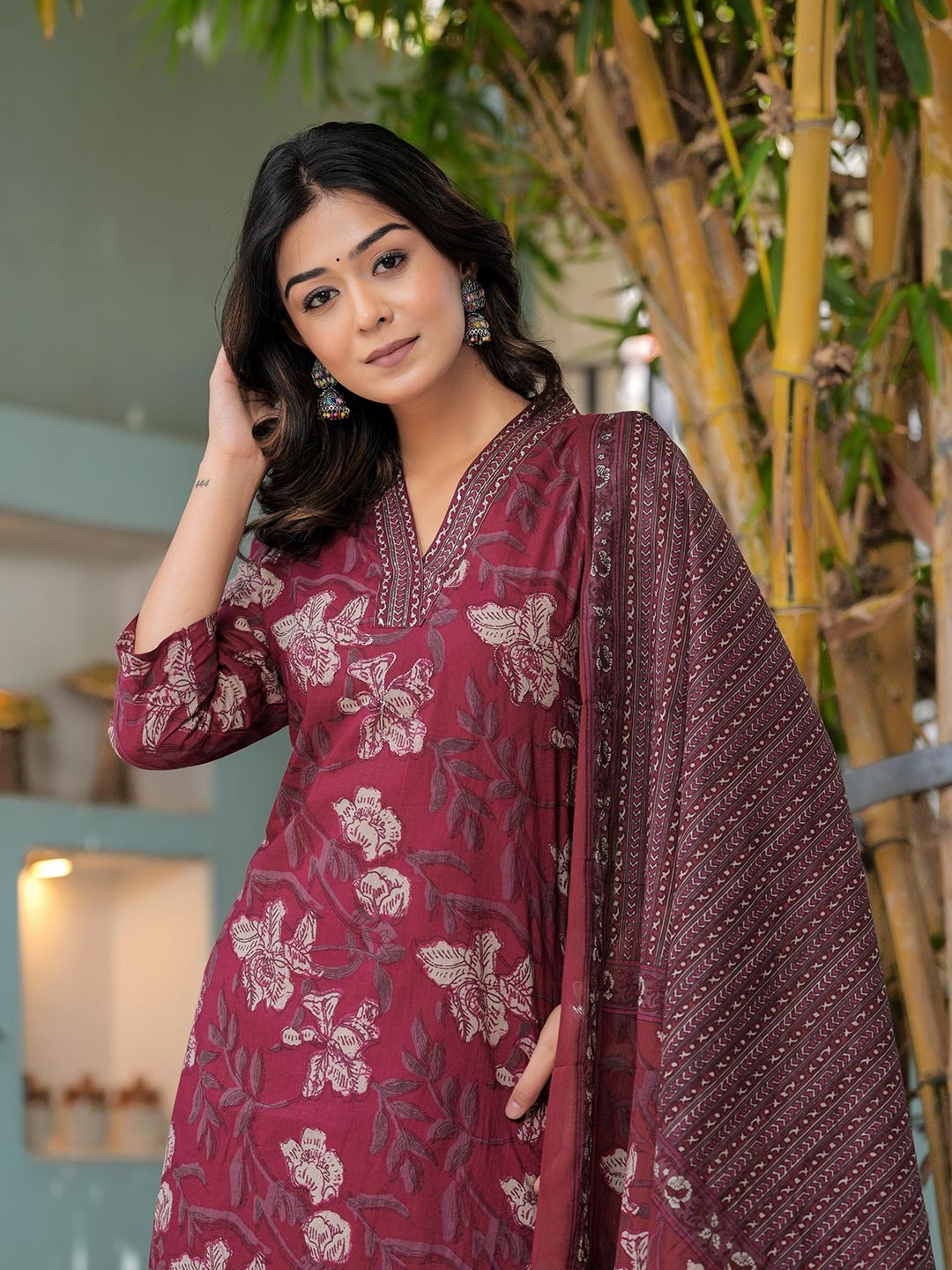 DORIYA Floral Embroidered Regular Sequinned V-Neck Straight Kurta with Palazzo & Dupatta, Maroon
DORIYA Floral Embroidered Regular Sequinned V-Neck Straight Kurta with Palazzo & Dupatta, Maroon