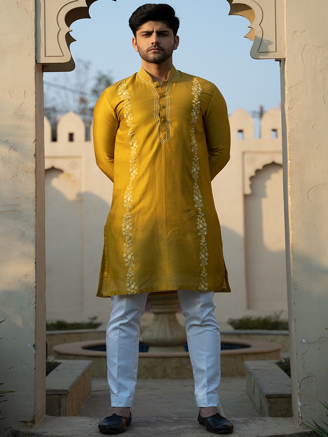 KAAJ BUTTON Floral Embroidered Regular Thread Work Chanderi Silk Kurta with Trouser, Yellow
KAAJ BUTTON Floral Embroidered Regular Thread Work Chanderi Silk Kurta with Trouser, Yellow