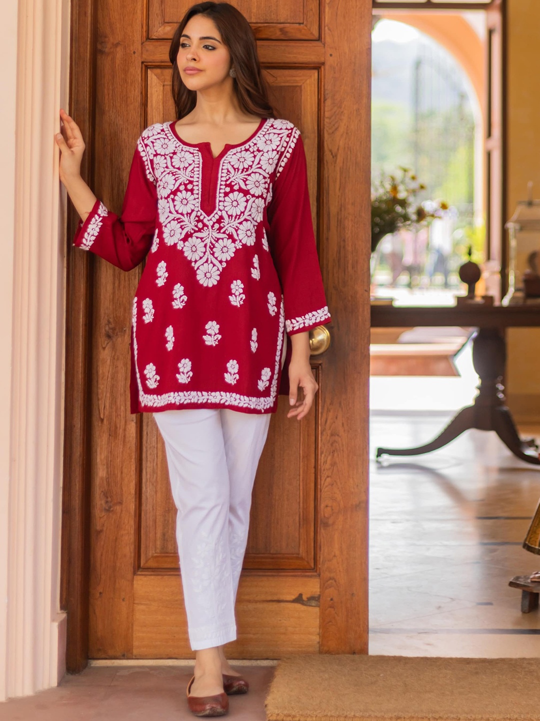 HOUSE OF KARI Floral Embroidered Round Neck Long Sleeves Chikankari Straight Kurti, Maroon
HOUSE OF KARI Floral Embroidered Round Neck Long Sleeves Chikankari Straight Kurti, Maroon