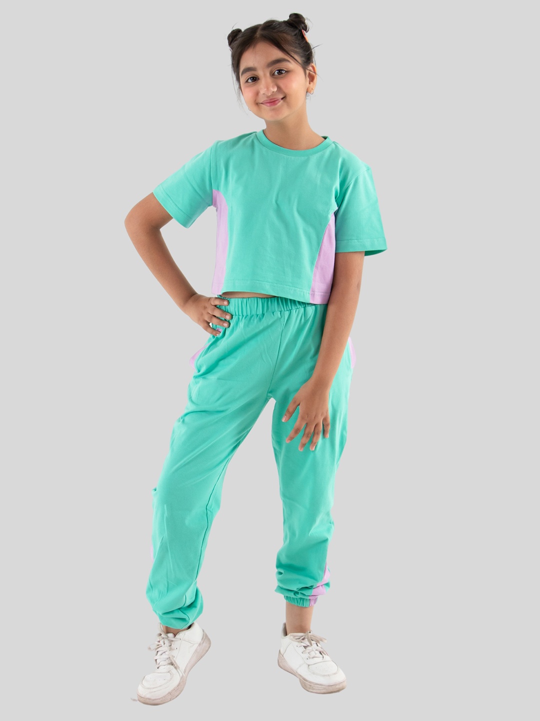 TWEENY MINI Girls Colourlobcked Pure Cotton T-shirt with Joggers Set, Sea green
TWEENY MINI Girls Colourlobcked Pure Cotton T-shirt with Joggers Set, Sea green