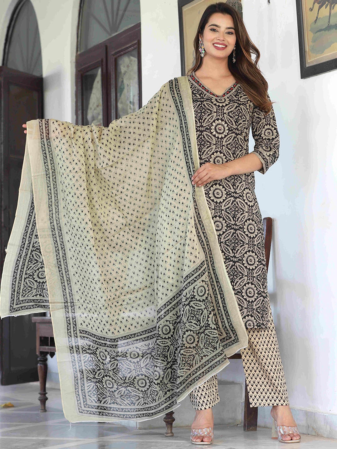 SINGNI Ethnic Motifs Embroidered Pure Cotton Sequinned Kurta With Trousers & Dupatta, Black
SINGNI Ethnic Motifs Embroidered Pure Cotton Sequinned Kurta With Trousers & Dupatta, Black