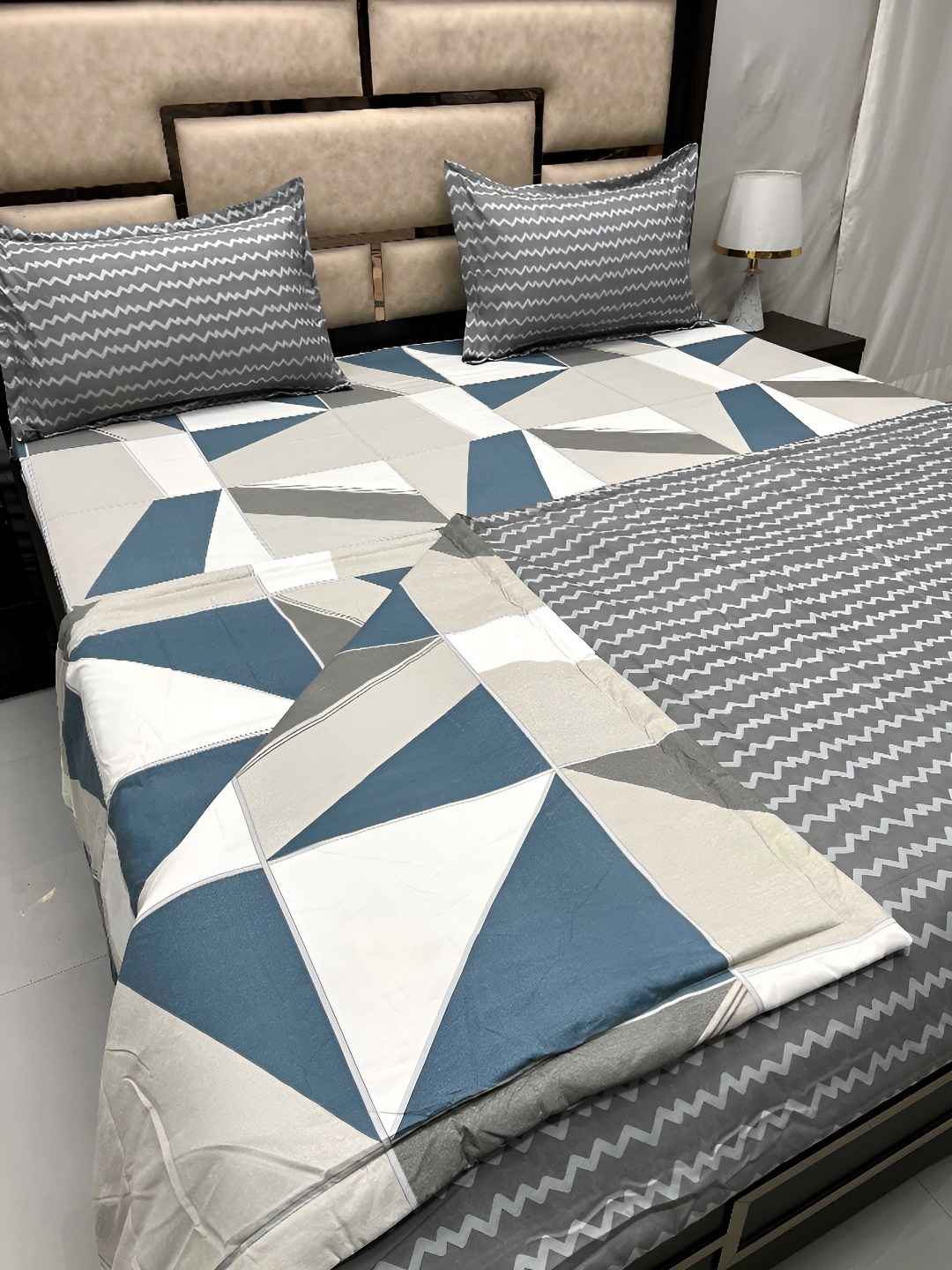 Pure Decor Teal & White Geometric Printed Cotton 4 Piece Double King Superfine Bedding Set
Pure Decor Teal & White Geometric Printed Cotton 4 Piece Double King Superfine Bedding Set