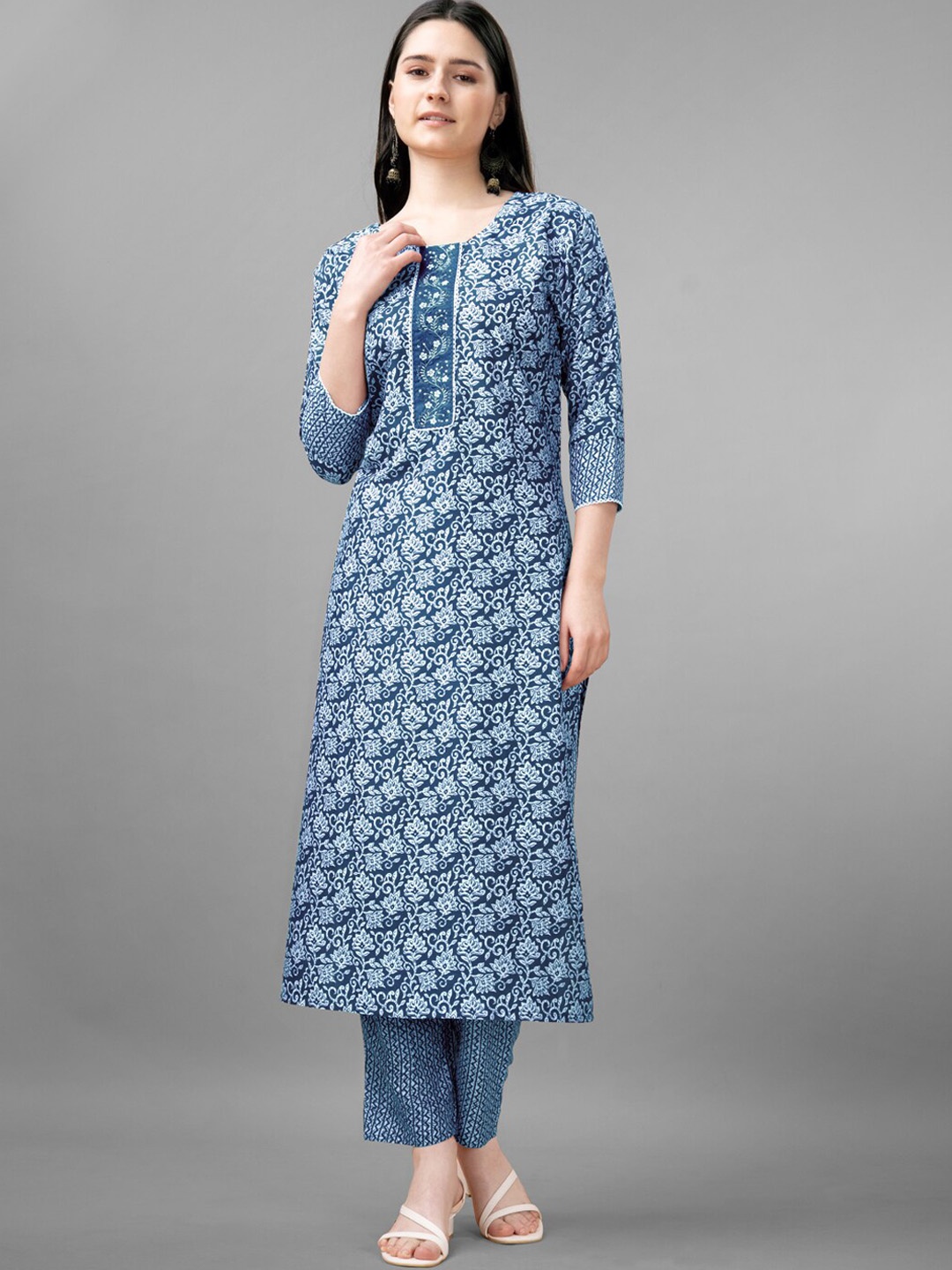 ARADHNA Ethnic Motifs Embroidered Thread Work Round Neck Straight Kurta With Trouser, Blue
ARADHNA Ethnic Motifs Embroidered Thread Work Round Neck Straight Kurta With Trouser, Blue