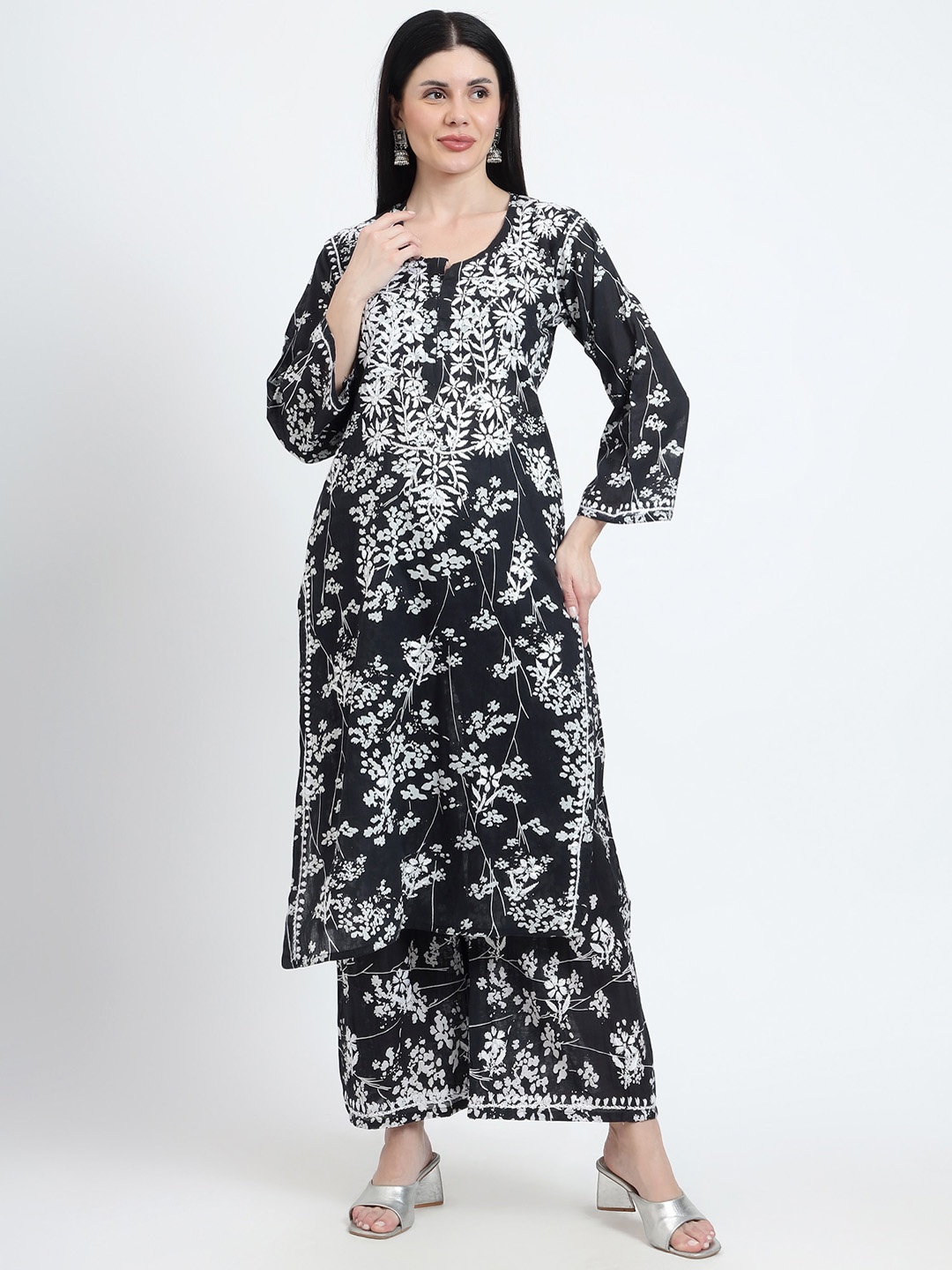 Rosecloud Ethnic Motifs Embroidered Round Neck Straight Kurta with Palazzos, Black
Rosecloud Ethnic Motifs Embroidered Round Neck Straight Kurta with Palazzos, Black