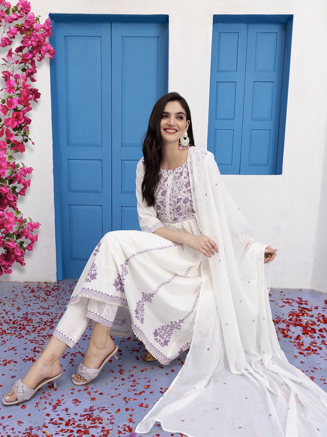 Ishin Floral Embroidered Round Neck Three-Quarter Sleeves Pure Cotton Kurta Set, White
Ishin Floral Embroidered Round Neck Three-Quarter Sleeves Pure Cotton Kurta Set, White