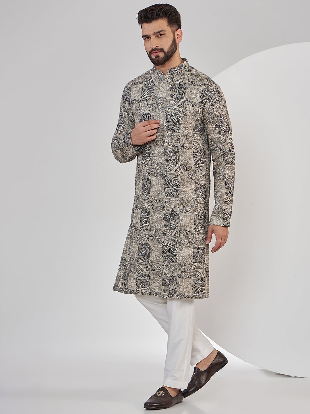 KASBAH CLOTHING NISHCHAIY SAJDEH Men Ethnic Motifs Thread Work Georgette Kurta, Grey
KASBAH CLOTHING NISHCHAIY SAJDEH Men Ethnic Motifs Thread Work Georgette Kurta, Grey