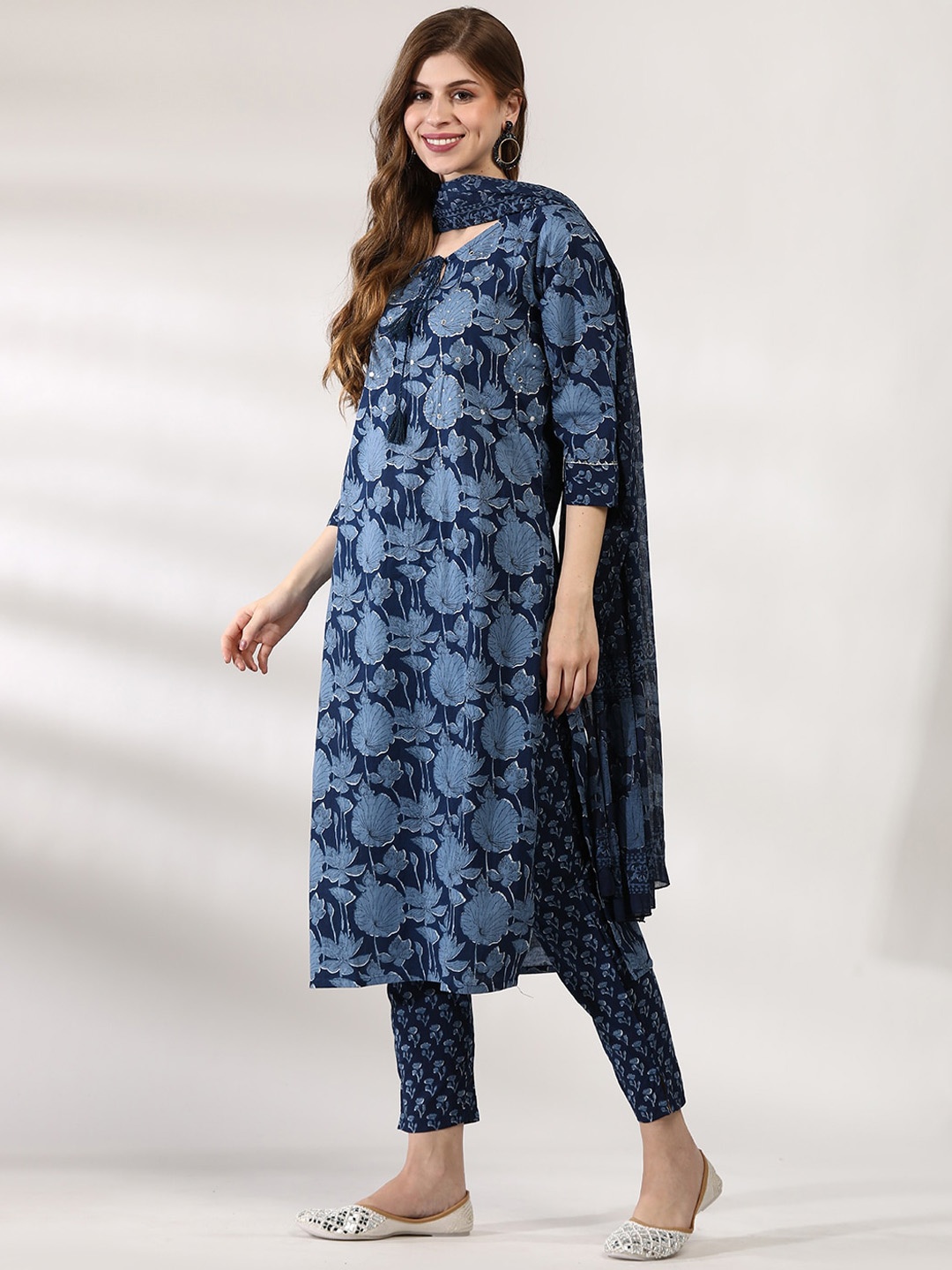 Anouk Floral Embroidered Tie-Up Neck Sequinned Pure Cotton Kurta with Trousers & Dupatta, Navy blue
Anouk Floral Embroidered Tie-Up Neck Sequinned Pure Cotton Kurta with Trousers & Dupatta, Navy blue
