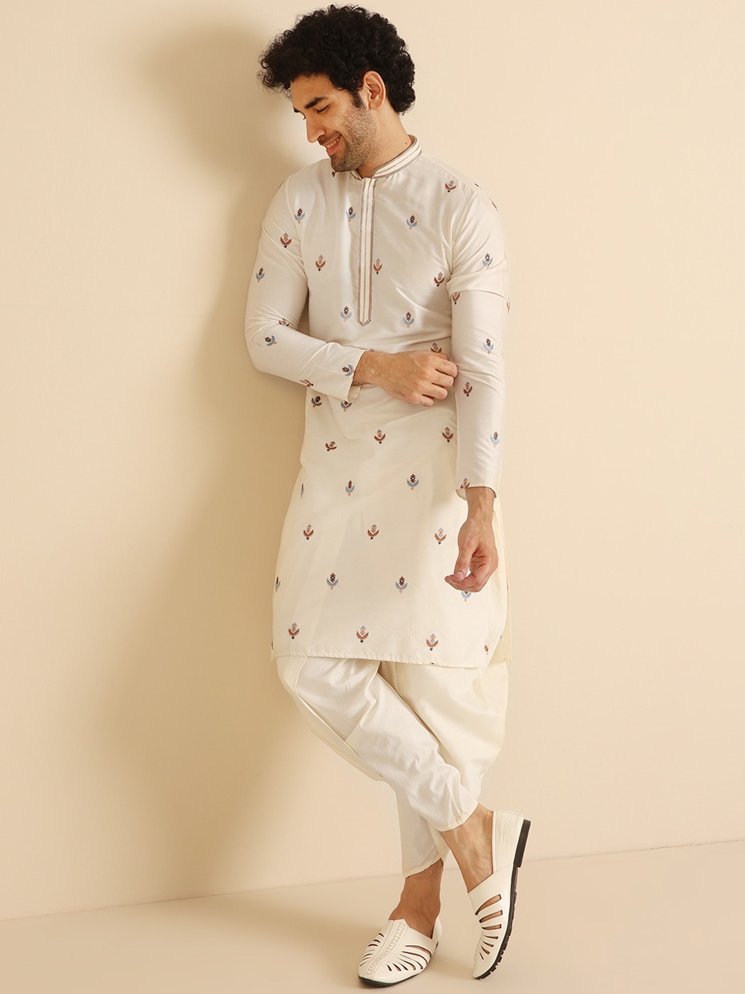 KISAH Ethnic Motifs Embroidered Regular Thread Work Straight Kurta With Dhoti Pants, White
KISAH Ethnic Motifs Embroidered Regular Thread Work Straight Kurta With Dhoti Pants, White