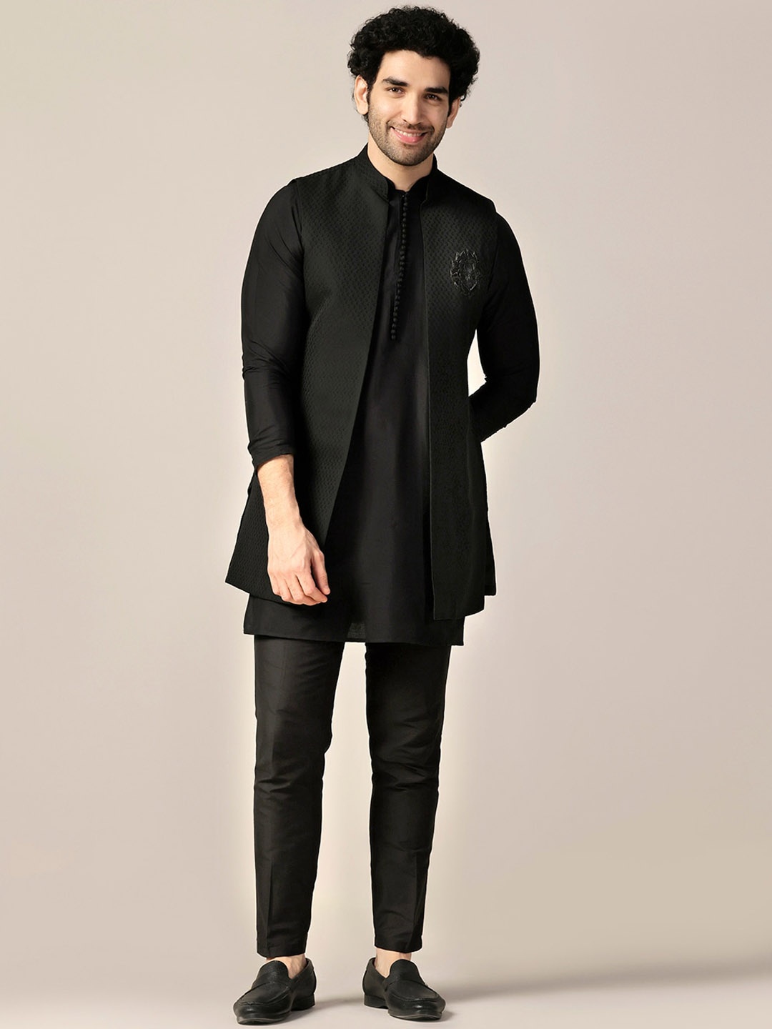KISAH Mandarin Collar Long Sleeves Straight Kurta with Trousers & Nehru jacket, Black
KISAH Mandarin Collar Long Sleeves Straight Kurta with Trousers & Nehru jacket, Black