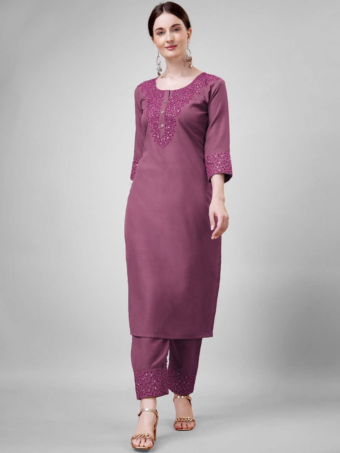 ARADHNA Floral Yoke Design Regular Sequinned Round Neck Straight Kurta With Trouser, Purple
ARADHNA Floral Yoke Design Regular Sequinned Round Neck Straight Kurta With Trouser, Purple
