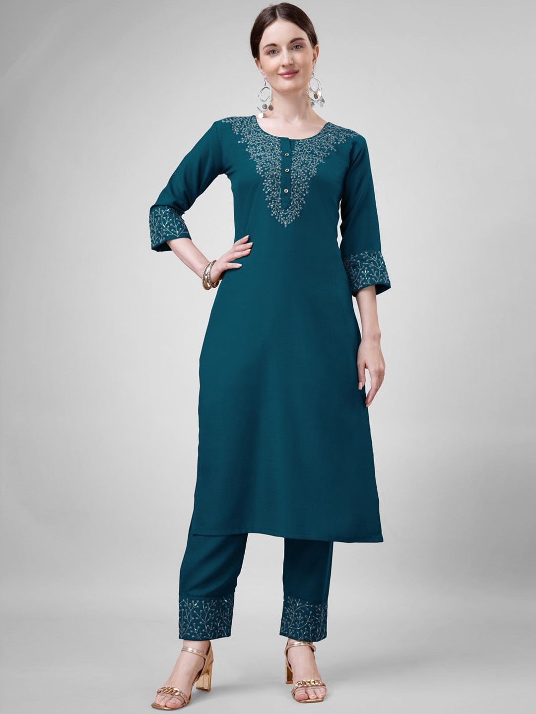 ARADHNA Paisley Yoke Design Regular Sequinned Round Neck Straight Kurta With Churidar, Blue
ARADHNA Paisley Yoke Design Regular Sequinned Round Neck Straight Kurta With Churidar, Blue