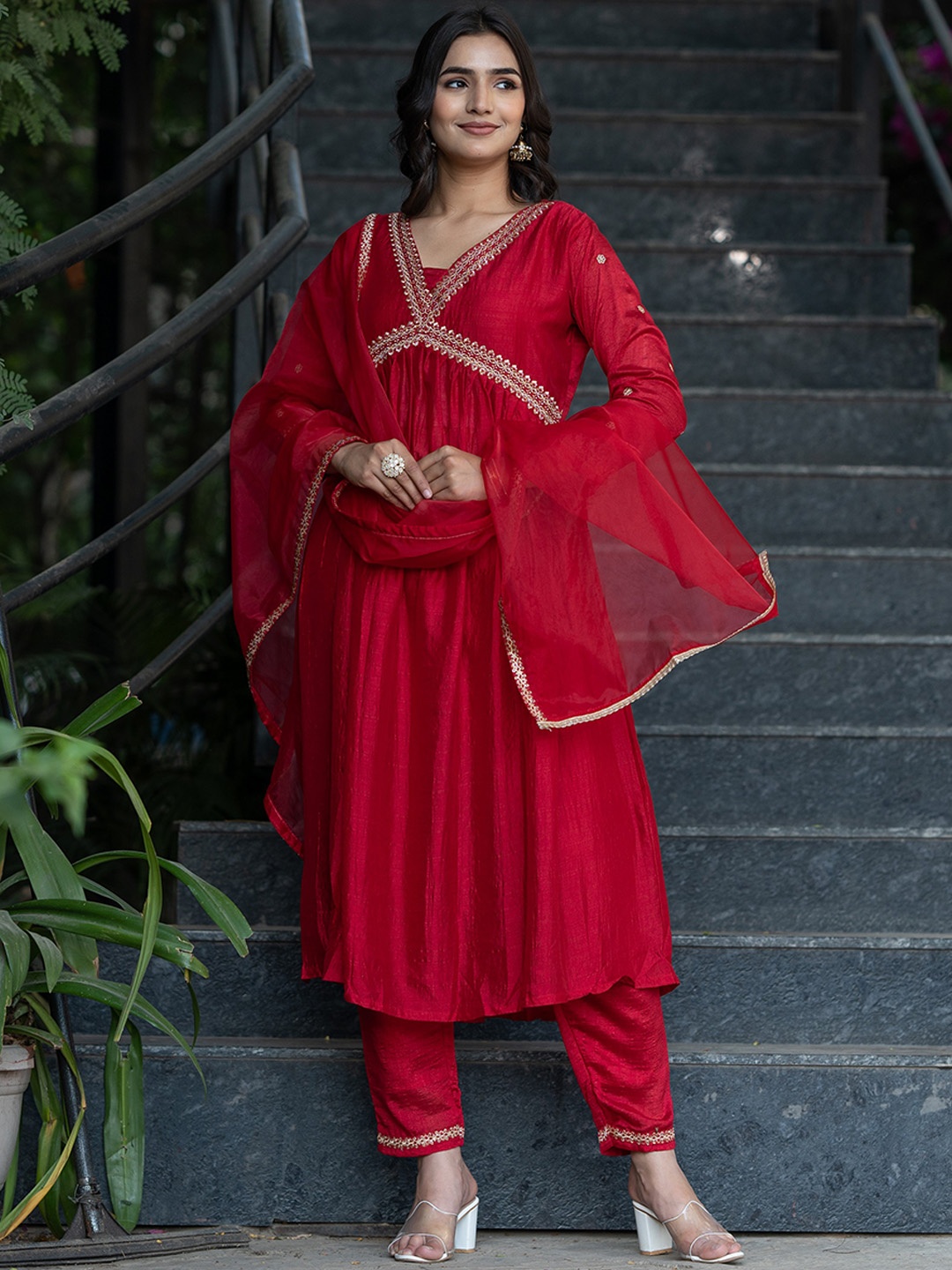ASPORA Floral Yoke Design Pleated Thread Work V-Neck Anarkali Kurta &Trouser & Dupatta, Red
ASPORA Floral Yoke Design Pleated Thread Work V-Neck Anarkali Kurta &Trouser & Dupatta, Red