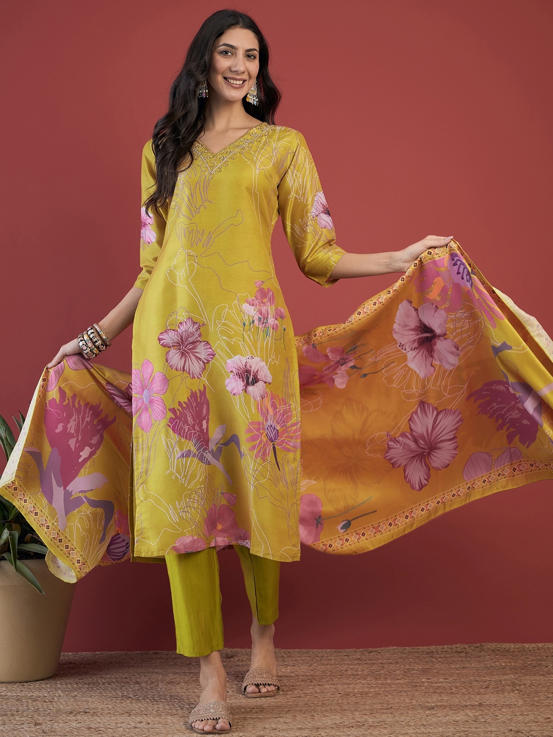 Anouk Floral Printed V-Neck Beads and Stones Straight Kurta with Trousers & Dupatta, Green
Anouk Floral Printed V-Neck Beads and Stones Straight Kurta with Trousers & Dupatta, Green