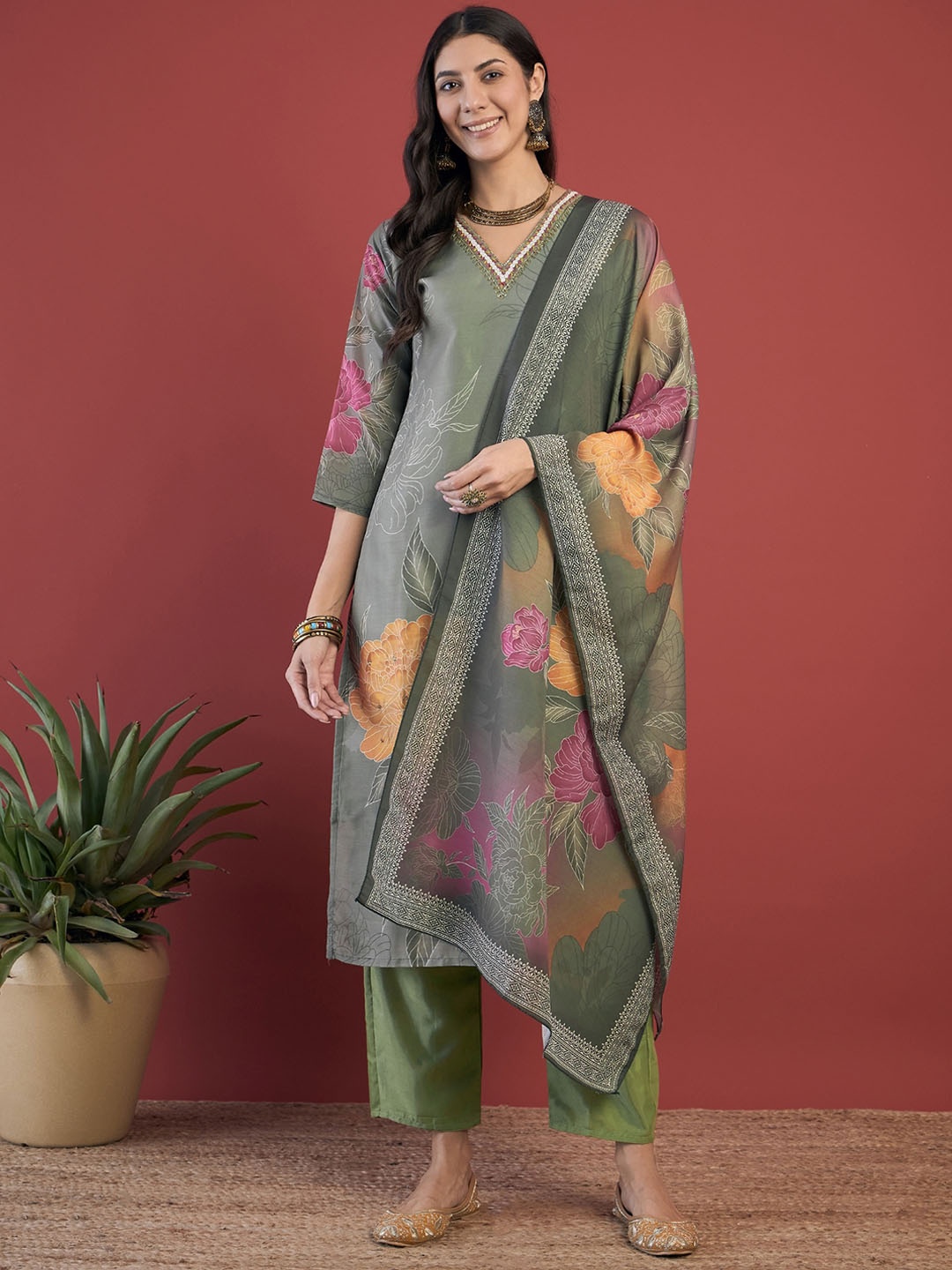 Anouk Floral Printed Regular Beads & Stones Straight Kurta With Trousers & Dupatta, Olive
Anouk Floral Printed Regular Beads & Stones Straight Kurta With Trousers & Dupatta, Olive