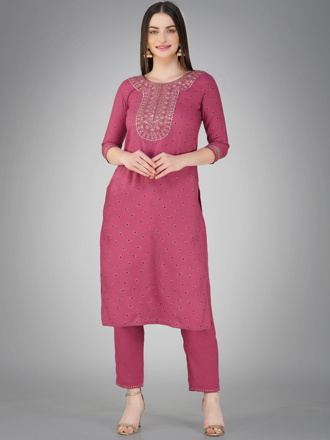 ARADHNA Paisley Printed Round Neck Three-Quarter Sleeves Sequinned Kurti with Trousers, Purple
ARADHNA Paisley Printed Round Neck Three-Quarter Sleeves Sequinned Kurti with Trousers, Purple