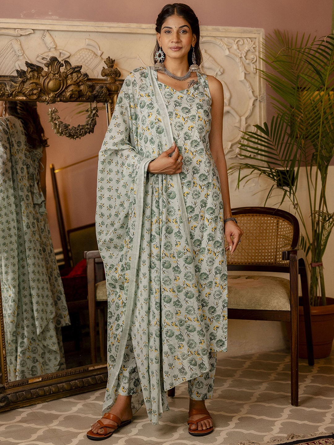 Nayo Floral Printed Regular Pure Cotton Straight Kurta With Trousers & Dupatta, Green
Nayo Floral Printed Regular Pure Cotton Straight Kurta With Trousers & Dupatta, Green