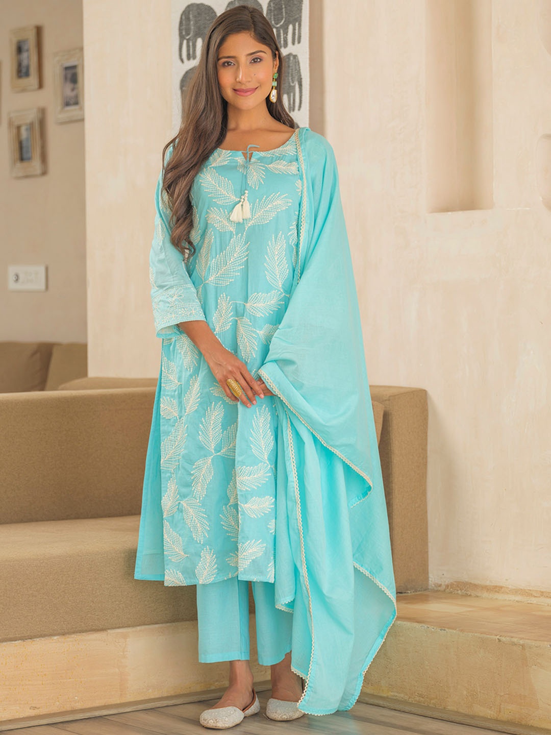 House of Pataudi Floral Embroidered Tie-Up Neck Pure Cotton Kurta With Trousers & Dupatta, Blue
House of Pataudi Floral Embroidered Tie-Up Neck Pure Cotton Kurta With Trousers & Dupatta, Blue