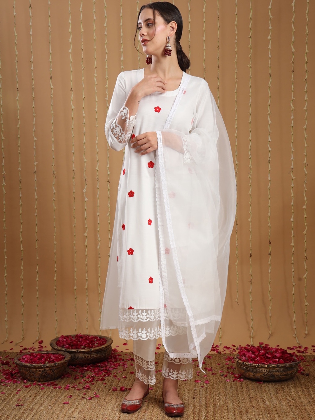KALINI Floral Embroidered Regular Thread Work Straight Kurta With Trousers & Dupatta, White
KALINI Floral Embroidered Regular Thread Work Straight Kurta With Trousers & Dupatta, White