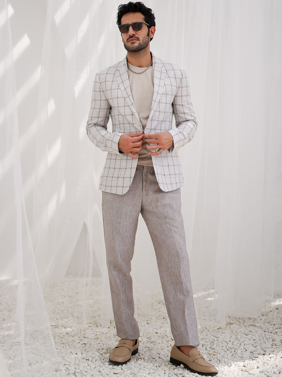 ASUKA Checked Notched Lapel Single-Breasted 2 Piece Pure Linen Tailored Fit Formal Suit, Grey
ASUKA Checked Notched Lapel Single-Breasted 2 Piece Pure Linen Tailored Fit Formal Suit, Grey