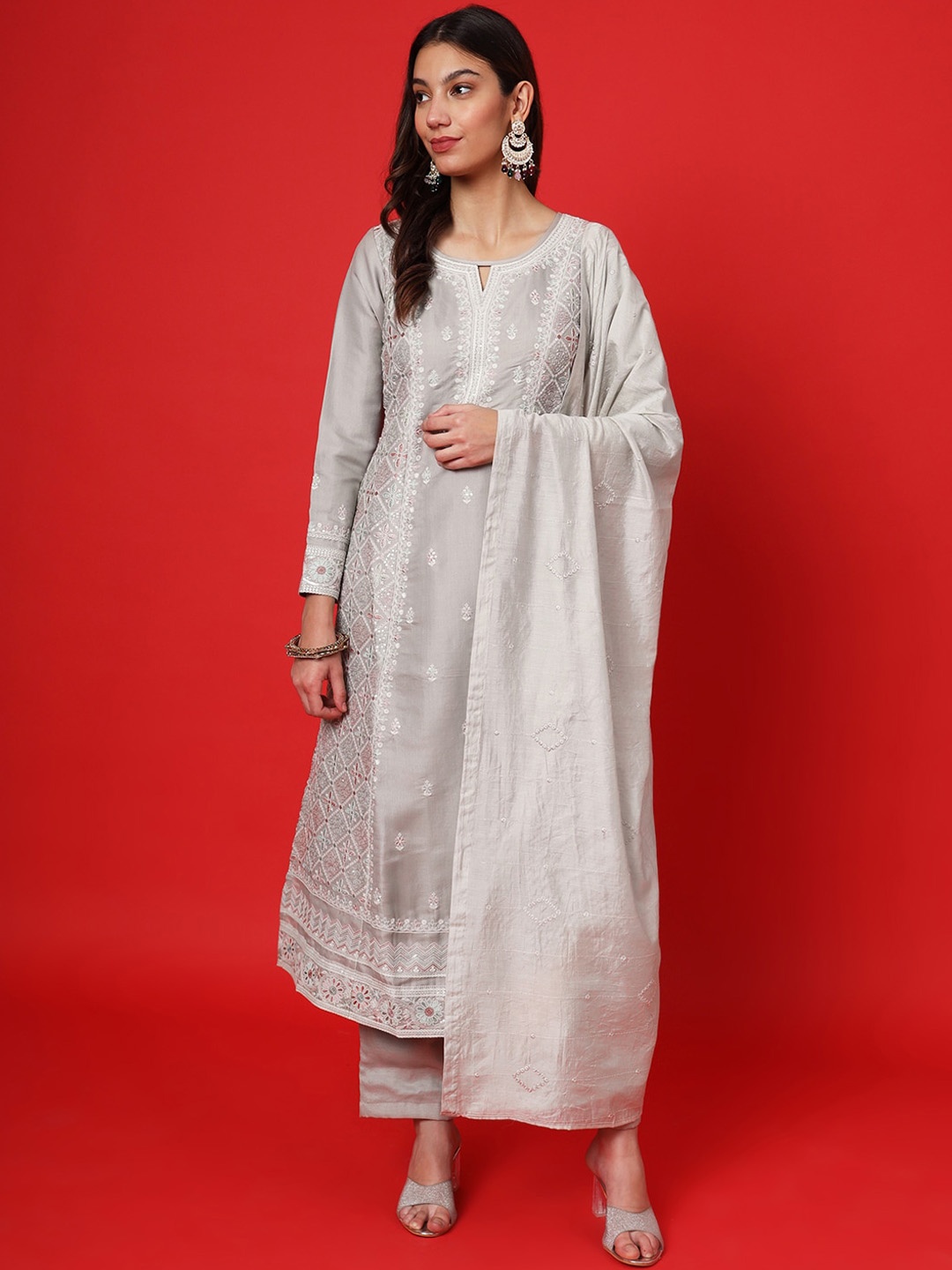 FABDYOR Floral Embroidered Round Neck Tussar Silk Straight Kurta With Trousers & Dupatta, Grey
FABDYOR Floral Embroidered Round Neck Tussar Silk Straight Kurta With Trousers & Dupatta, Grey