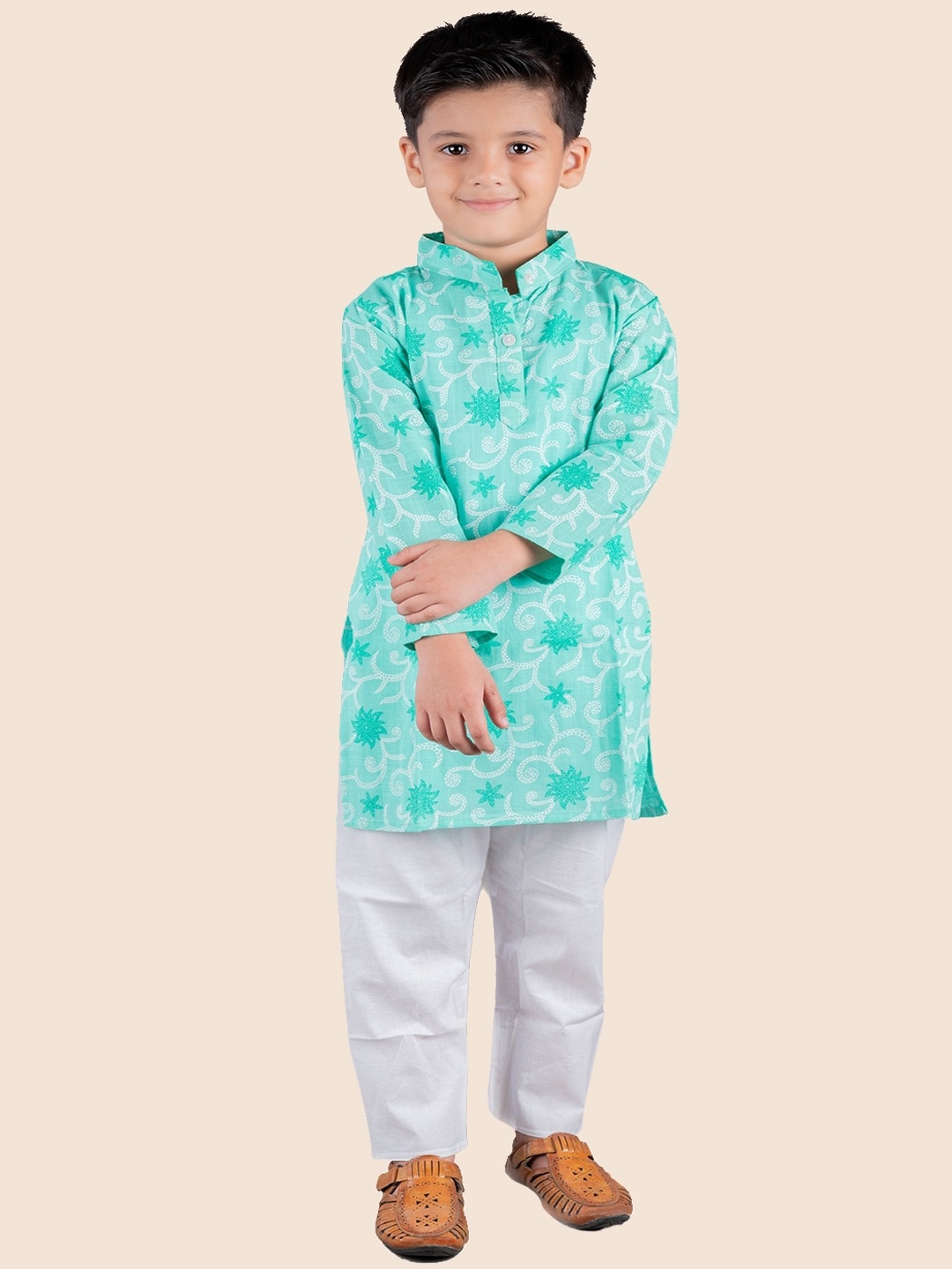 JUNITOS Boys Floral Printed Mandarin Collar Pure Cotton Straight Kurta with Pyjamas, Green
JUNITOS Boys Floral Printed Mandarin Collar Pure Cotton Straight Kurta with Pyjamas, Green