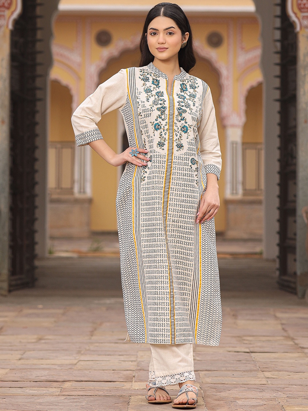 AMIRAS INDIAN ETHNIC WEAR Geometric Embroidered Thread Work Kurta, Blue
AMIRAS INDIAN ETHNIC WEAR Geometric Embroidered Thread Work Kurta, Blue