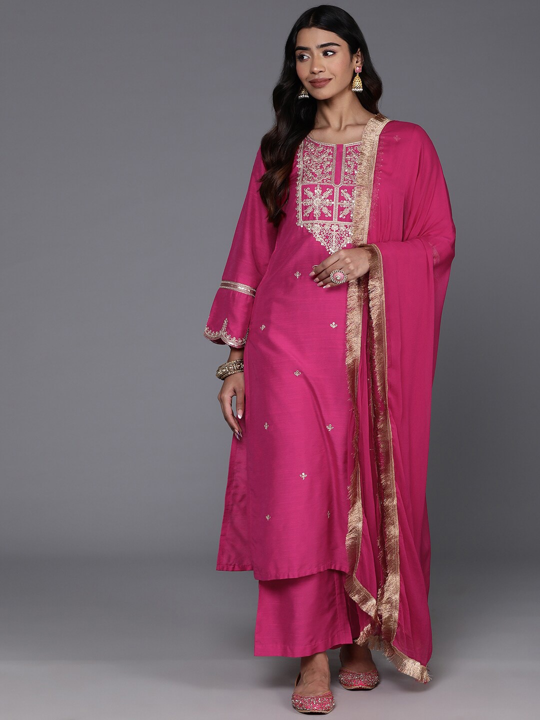 Varanga Round Neck Floral Embroidered Regular Straight Kurta with Trousers & With Dupatta, Pink
Varanga Round Neck Floral Embroidered Regular Straight Kurta with Trousers & With Dupatta, Pink