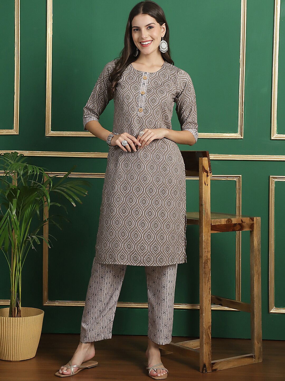 arangya Ethnic Motifs Printed Round Neck Pure Cotton Kurta with Trousers & Dupatta, Khaki
arangya Ethnic Motifs Printed Round Neck Pure Cotton Kurta with Trousers & Dupatta, Khaki