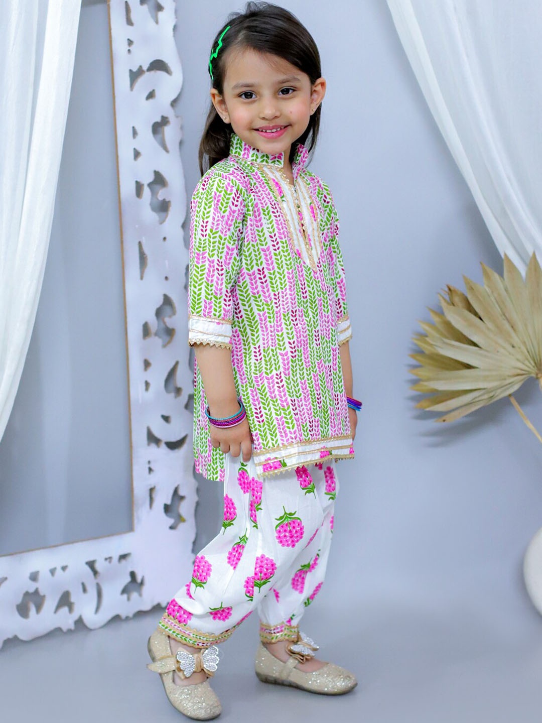 JUNITOS Girls Floral Printed Gotta Patti Pure Cotton Straight Kurti with Patiala, Pink
JUNITOS Girls Floral Printed Gotta Patti Pure Cotton Straight Kurti with Patiala, Pink