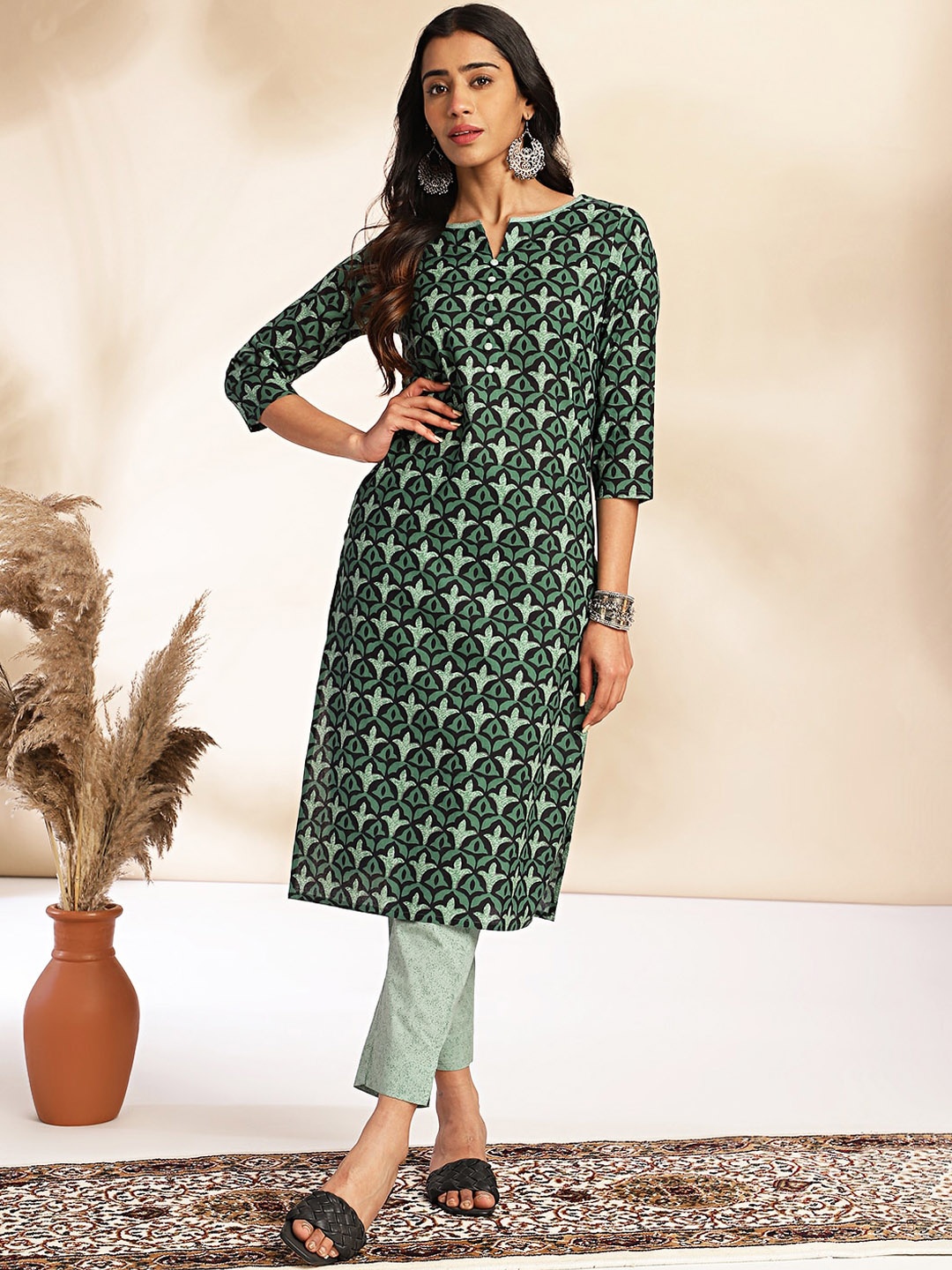 Janasya Notch Neck Ethnic Motifs Printed Regular Pure Cotton Straight Kurta with Trousers, Green
Janasya Notch Neck Ethnic Motifs Printed Regular Pure Cotton Straight Kurta with Trousers, Green