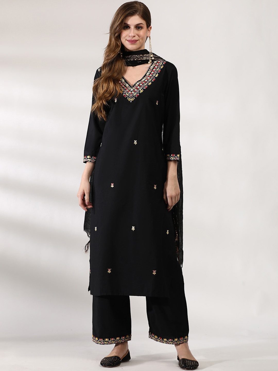 Anouk Black Ethnic Motifs Embroidered Thread Work Straight Kurta & Trouser With Dupatta
Anouk Black Ethnic Motifs Embroidered Thread Work Straight Kurta & Trouser With Dupatta
