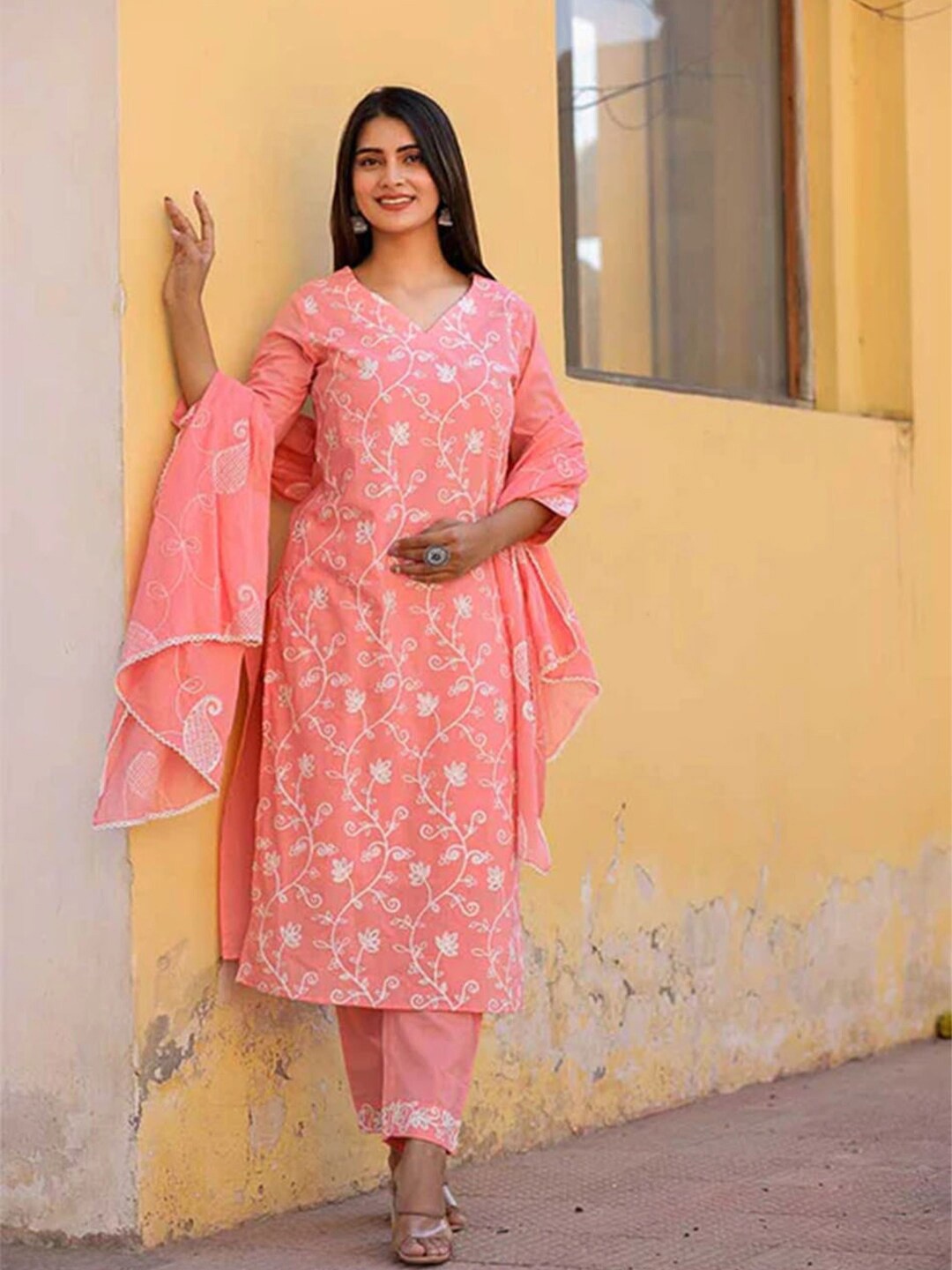 ARAVALII Floral Embroidered Regular Thread Work Kurta with Trousers & With Dupatta, Pink
ARAVALII Floral Embroidered Regular Thread Work Kurta with Trousers & With Dupatta, Pink
