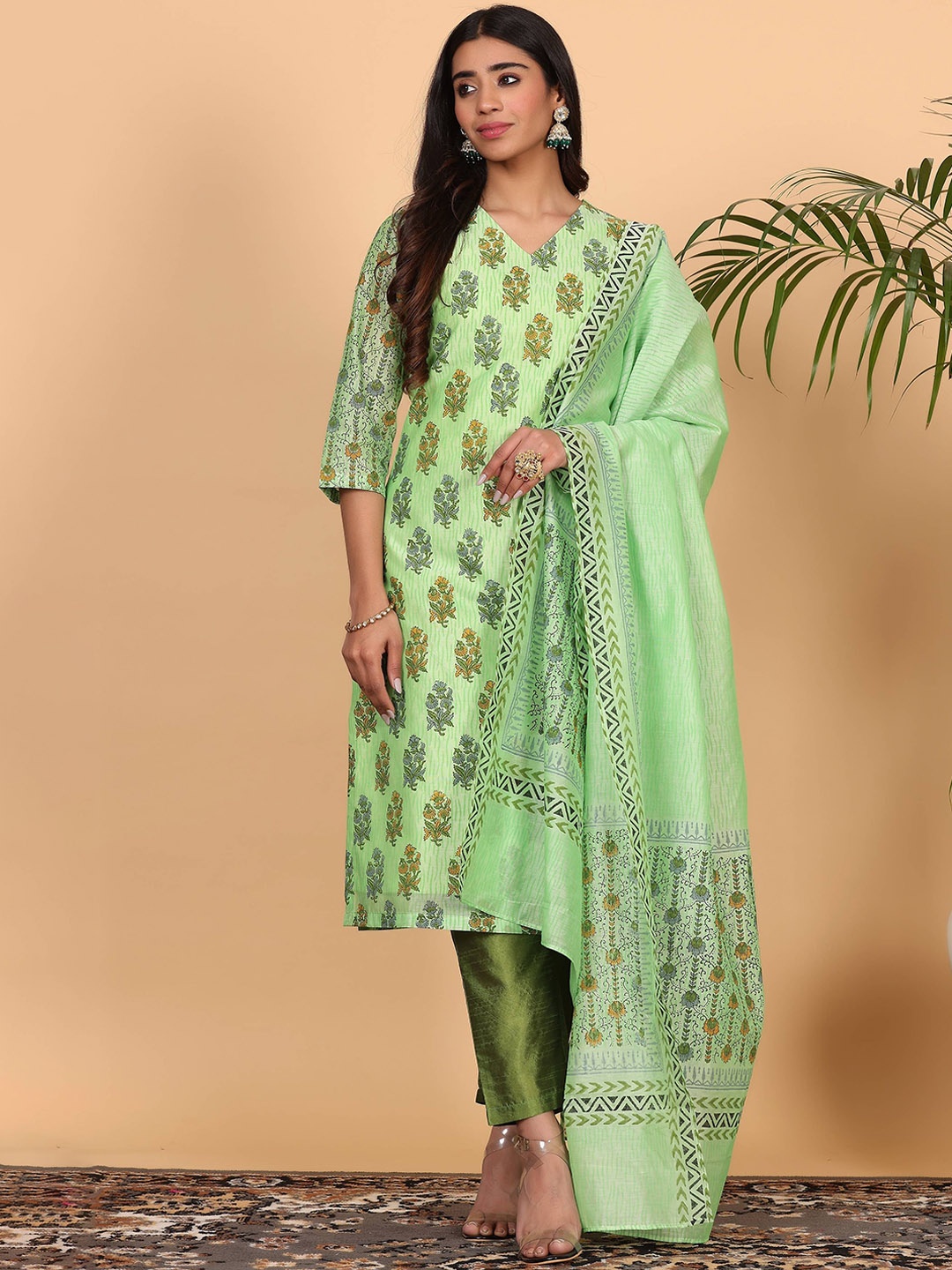 KAANCHIE NANGGIA Floral Printed Regular Straight Kurta with Trousers & Dupatta, Green
KAANCHIE NANGGIA Floral Printed Regular Straight Kurta with Trousers & Dupatta, Green
