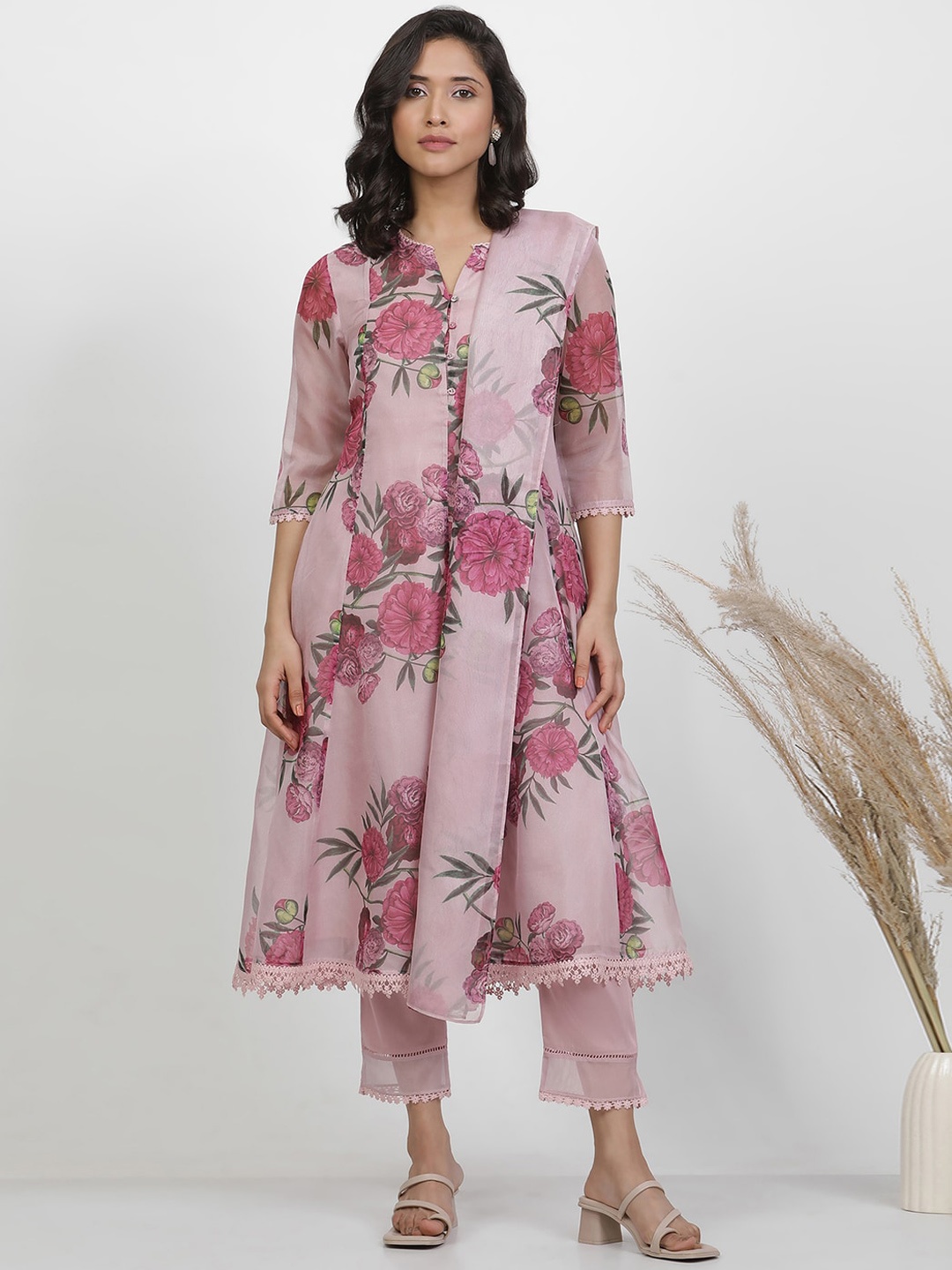 W Floral Printed Regular Three-Quarter Sleeves Organza Kurta with Trousers & With Dupatta, Pink
W Floral Printed Regular Three-Quarter Sleeves Organza Kurta with Trousers & With Dupatta, Pink