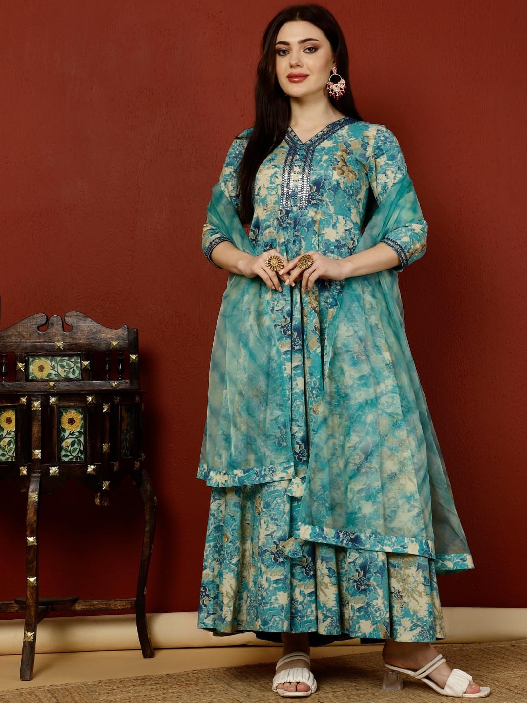 GULMOHAR JAIPUR Floral Printed V-Neck Sequinned Anarkali Cotton Kurta & Dupatta, Sea green
GULMOHAR JAIPUR Floral Printed V-Neck Sequinned Anarkali Cotton Kurta & Dupatta, Sea green