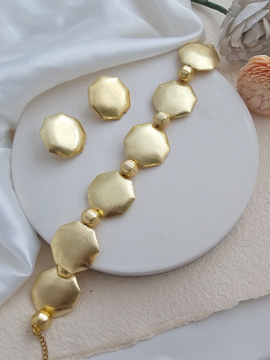 Binnis Wardrobe Gold Plated Anti Tarnish Hexagon Choker & Earrings
Binnis Wardrobe Gold Plated Anti Tarnish Hexagon Choker & Earrings