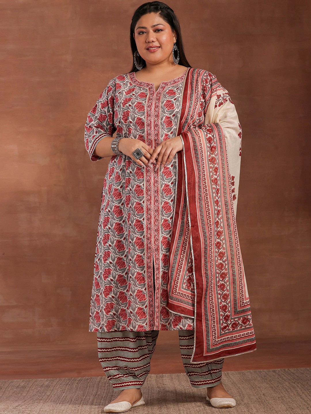EXTRA LOVE BY LIBAS Plus Size Floral Printed Pure Cotton Kurta With Salwar & Dupatta, Grey
EXTRA LOVE BY LIBAS Plus Size Floral Printed Pure Cotton Kurta With Salwar & Dupatta, Grey