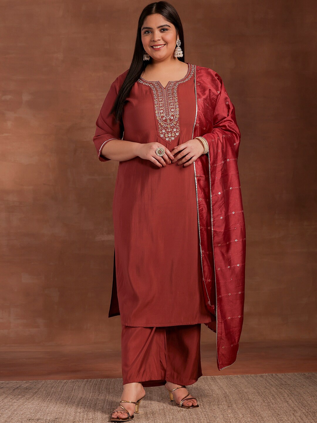 EXTRA LOVE BY LIBAS Plus Size Floral Yoke Design Straight Kurta with Trousers & Dupatta, Maroon
EXTRA LOVE BY LIBAS Plus Size Floral Yoke Design Straight Kurta with Trousers & Dupatta, Maroon