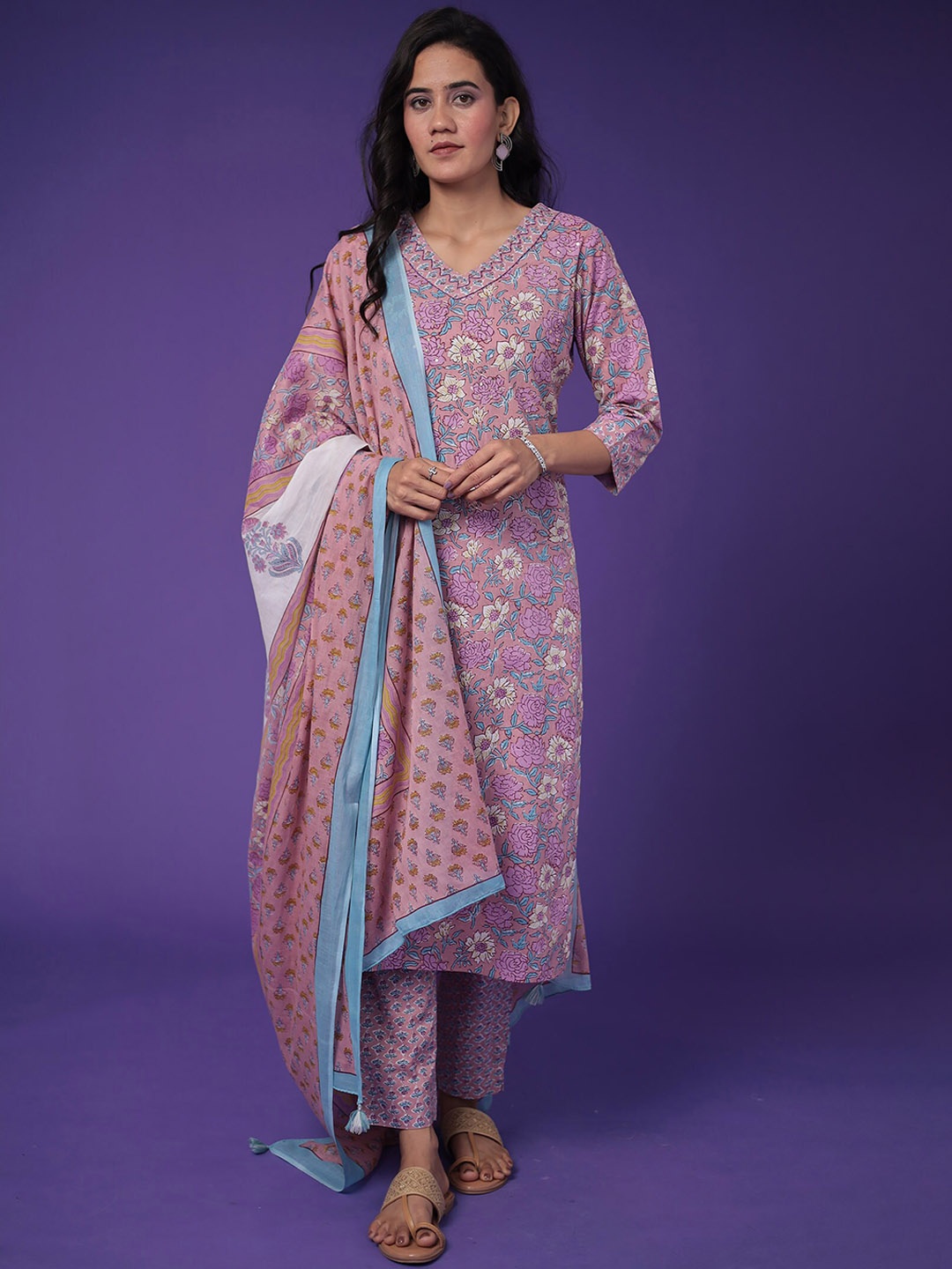 ZARI Floral Printed Thread Work Regular Pure Cotton Kurta With Trousers & Dupatta, Purple
ZARI Floral Printed Thread Work Regular Pure Cotton Kurta With Trousers & Dupatta, Purple