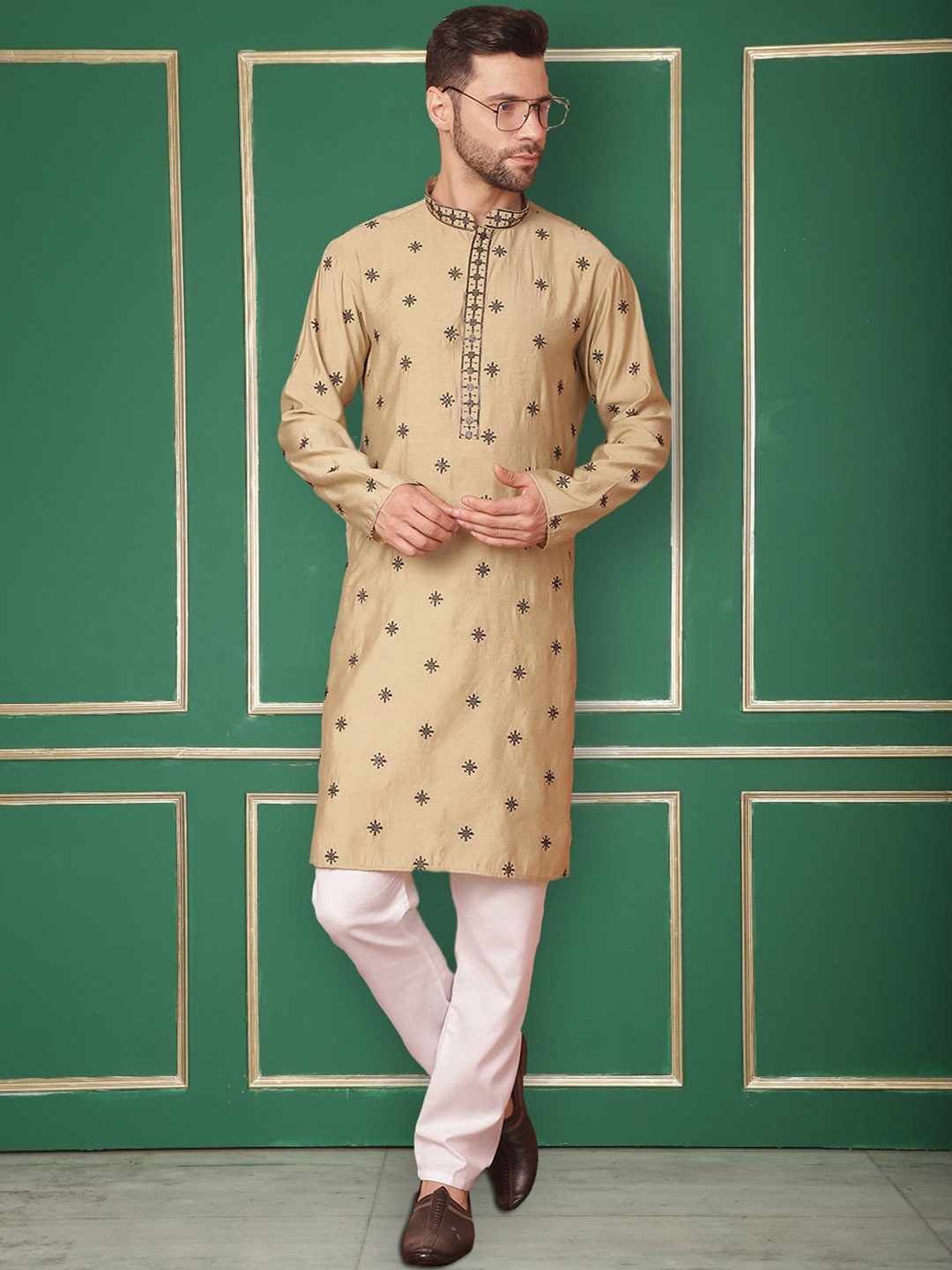Jompers Mandarin Collar Floral Embroidered Regular Chikankari Straight Kurta with Pyjamas, Beige
Jompers Mandarin Collar Floral Embroidered Regular Chikankari Straight Kurta with Pyjamas, Beige