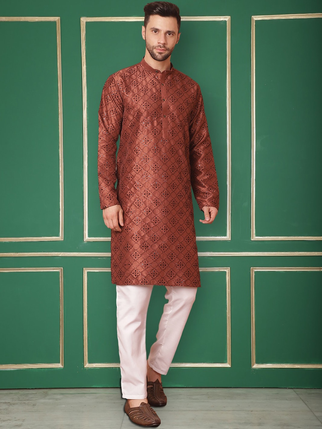 Jompers Mandarin Collar Embroidered Regular Sequinned Straight Kurta with Pyjamas, Brown
Jompers Mandarin Collar Embroidered Regular Sequinned Straight Kurta with Pyjamas, Brown