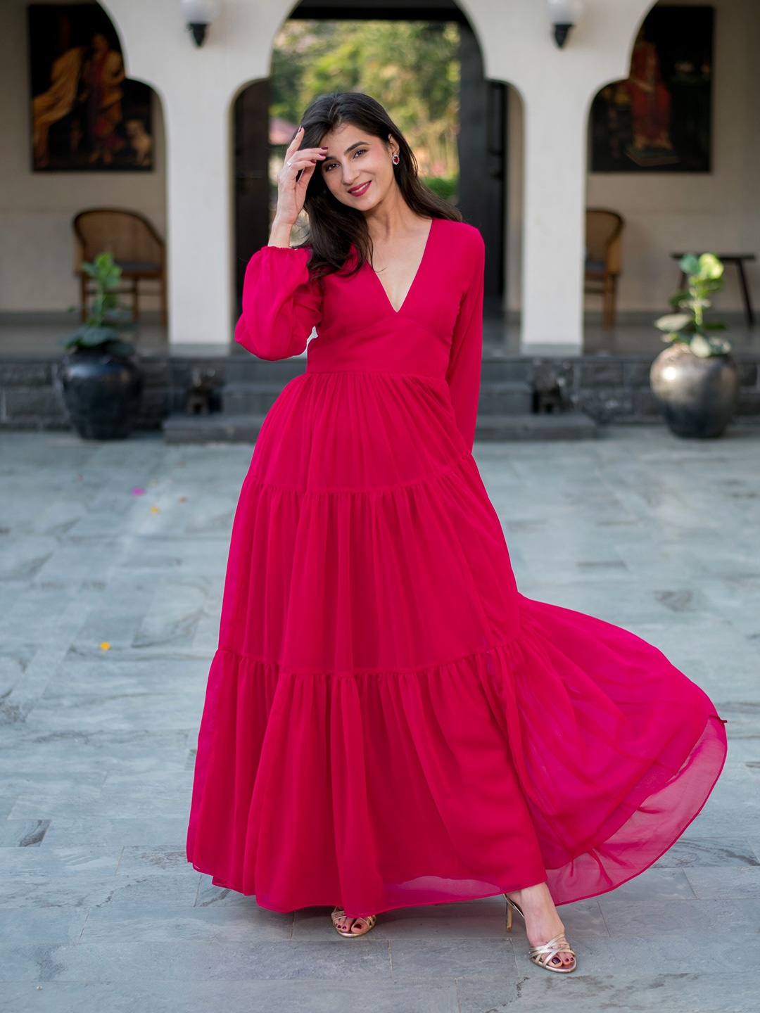 Label Shaurya Sanadhya V-Neck Self Design Cuffed Sleeves Georgette Maxi Dress, Pink
Label Shaurya Sanadhya V-Neck Self Design Cuffed Sleeves Georgette Maxi Dress, Pink