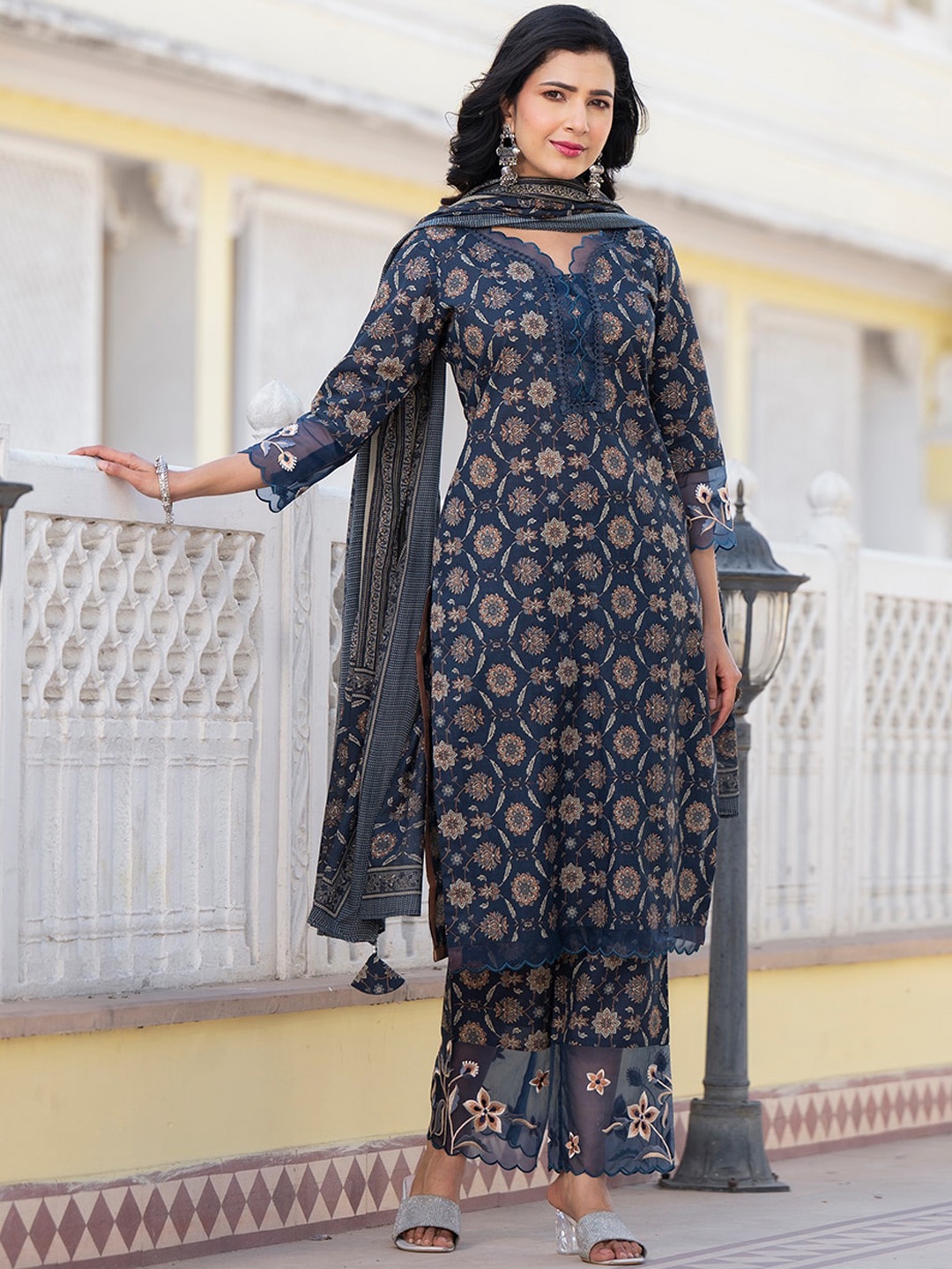 Yufta Ethnic Motifs Printed Regular Pure Cotton Kurta with Trouser & Dupatta, Navy blue
Yufta Ethnic Motifs Printed Regular Pure Cotton Kurta with Trouser & Dupatta, Navy blue