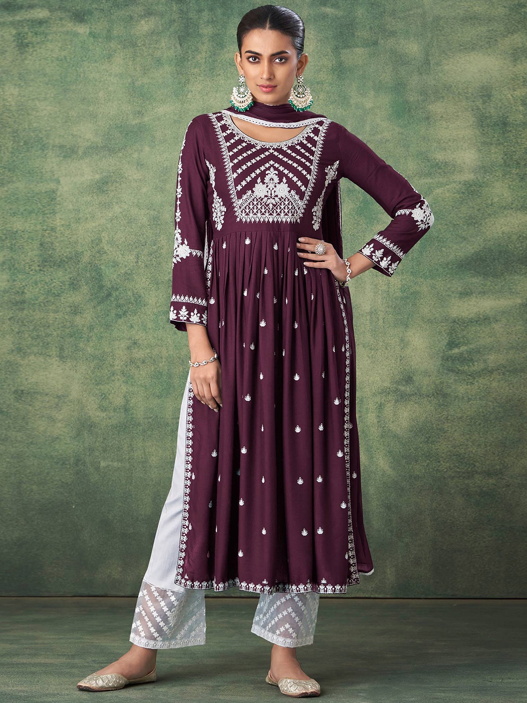 Peachmode Women Floral Embroidered Regular Thread Work Kurta with Palazzos & With Dupatta, Purple
Peachmode Women Floral Embroidered Regular Thread Work Kurta with Palazzos & With Dupatta, Purple