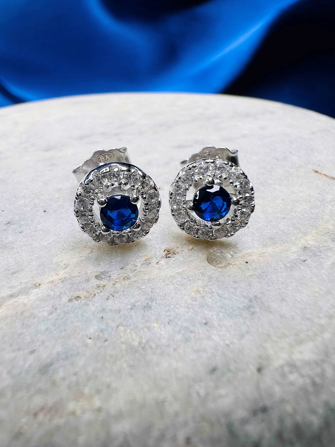 Arte Jewels 925 Sterling Silver Silver-Plated Cubic Zirconia Contemporary Stud Earrings
Arte Jewels 925 Sterling Silver Silver-Plated Cubic Zirconia Contemporary Stud Earrings