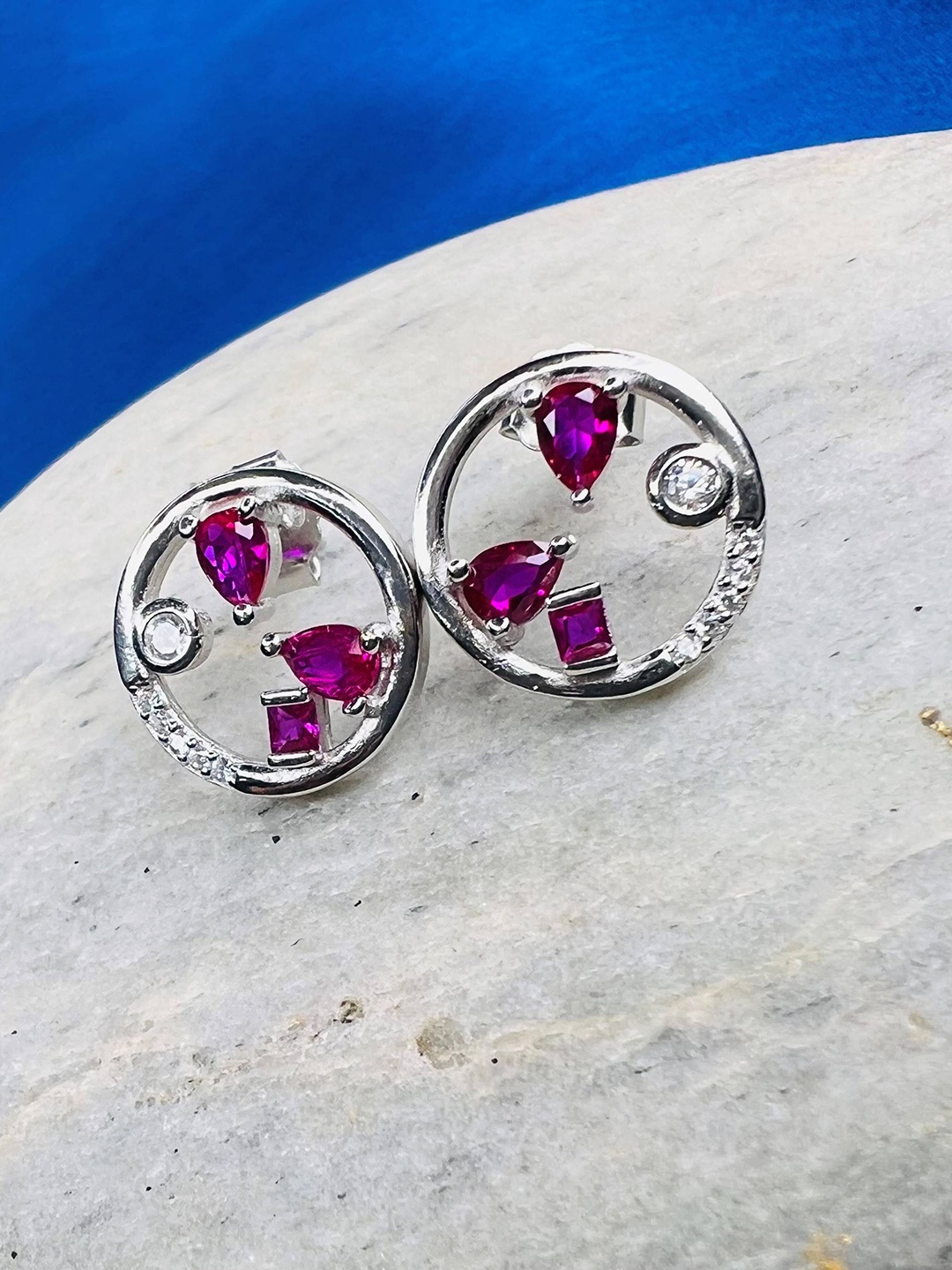 Arte Jewels 925 Sterling Silver Silver-Plated Cubic Zirconia Contemporary Stud Earrings
Arte Jewels 925 Sterling Silver Silver-Plated Cubic Zirconia Contemporary Stud Earrings