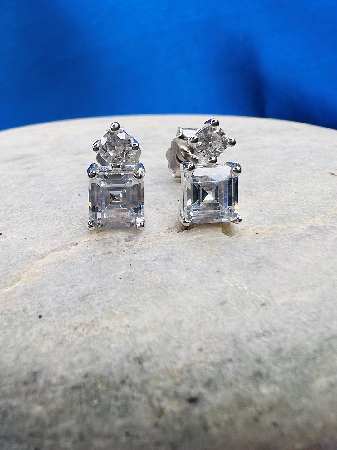 Arte Jewels 925 Sterling Silver Silver-Plated Cubic Zirconia Contemporary Stud Earrings
Arte Jewels 925 Sterling Silver Silver-Plated Cubic Zirconia Contemporary Stud Earrings