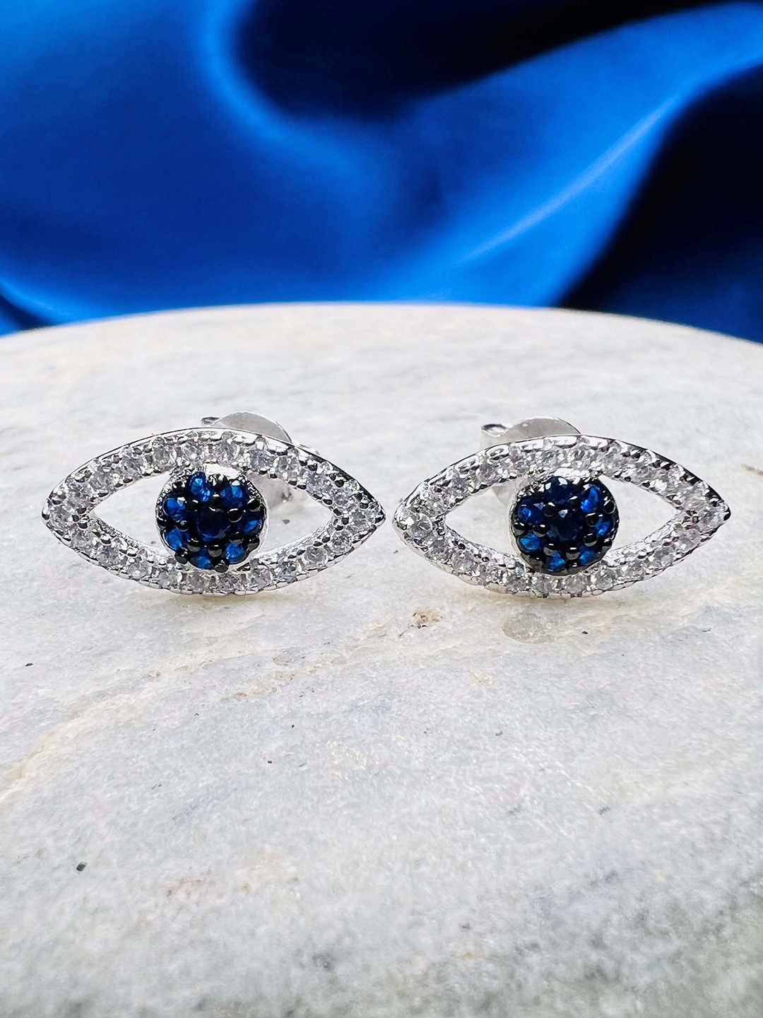 Arte Jewels 925 Sterling Silver Silver-Plated Cubic Zirconia Contemporary Stud Earrings
Arte Jewels 925 Sterling Silver Silver-Plated Cubic Zirconia Contemporary Stud Earrings